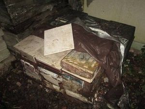 Pallet of 1 x 1 foot floor tile