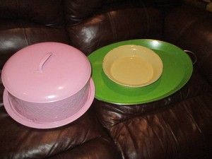 Metal cake pan and kitchen accessories