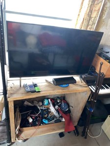 Group Vizio D40f-J09 Smart TV With Soundbar & Assorted Electronics