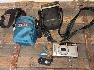 Fujifilm Discovery S700 Zoom Date 35mm Camera w Cases & Remote