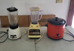 Vintage Osterizer Blenders & Rival Crock-Pot Kitchen Appliance Lot