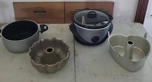 Hamilton Beach Slow Cooker & Assorted Bakeware Kitchen Lot