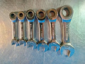 Short-handle Husky Stubby Combination Ratcheting Wrenches arranged by size