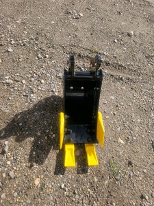 2026 - Unused - 20CM TOOTHED BUCKET