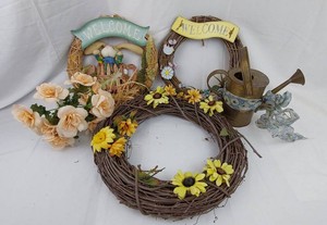 Wreaths & Garden Decor (Lot of 4)