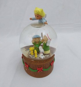 Peanuts Snow Globe - Hallmark Christmas Decoration