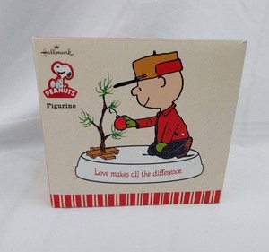 Peanuts Figurine - Hallmark Charlie Brown Tree Scene