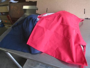 Cloth serving aprons with pockets, 25 red 23 blue