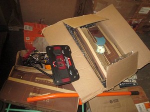 Pallet lot of assorted tiles, great for crafts or small projects