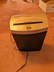 Dynex DX-OP7CC Cross-Cut Shredder