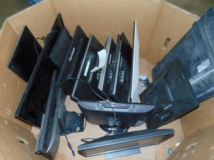 18 Mixed Monitors All Powered On Screens Good Mixed Lot LG Dell HP and more