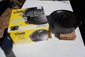 Lodge 10 Cast Iron Camp Dutch Oven