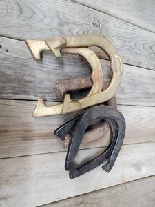 6 horseshoes
