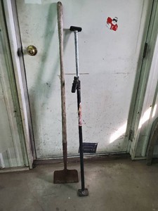 Ratcheting cargo bar and floor scraper