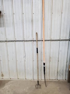 Small rakepruning saw with extendable fiberglass handle