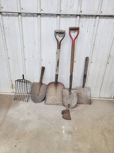 Lot of spades, shovels and hay fork