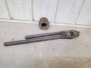 Pipe threading tools