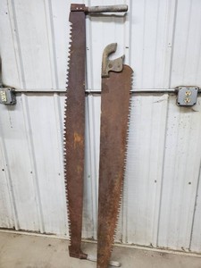 2 antique saws. 5 Disston saw and a cross cut saw