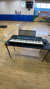 YAMAHA KEYBOARD WITH CORDS AND TABLE