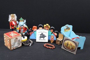 Holiday & Folk Art Decor Mixed Lot