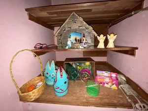 Holiday Decor & Collectibles Mixed Lot - Nativity (loose backing), Decor Egger & Skeleton