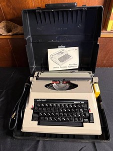 Electric Portable Typewriter - Vintage Underwood 565 With Case
