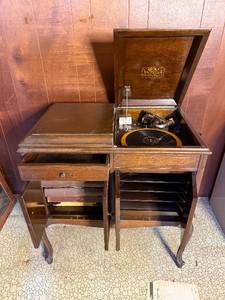 Antique Victor Victrola VV-215 Phonograph