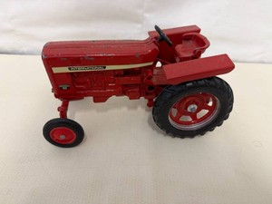Toy Tractor-International Farmall 656