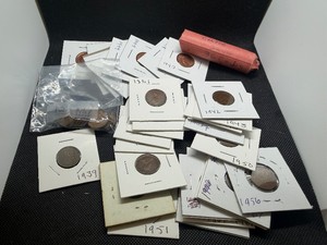 Lot of Mixed Date Canadian Small Cents - Some in Cards, Some Loose, Some in a Roll