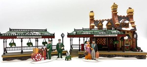 Department 56 Dickens' Village Old Queensbridge Station Set of 2