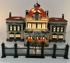 Department 56 Dickens Village Victoria Station & Wrought Iron Fence Set