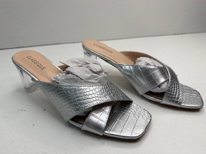 Womens 9.5 M size