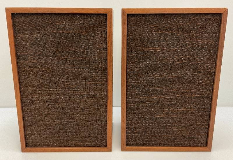RELISTED DO TO NO PAYMENT  Vintage Pair Of Wood Speakers 8 x 11 x 17