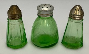 Vintage Collectible Uranium Glass Salt & pepper Shakers (Glow Under UV Light) 3