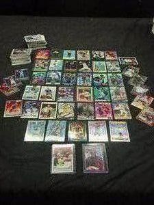 LOTS OF COLLECTABLE SPORTS CARDS