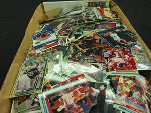 LARGE LOT OF COLLECTABLE SPORTS CARDS