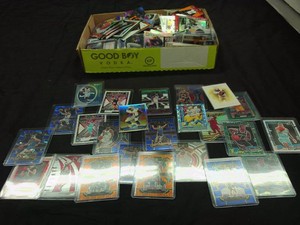 HUGE LOT OF COLLECTABLE SPORTS CARDS