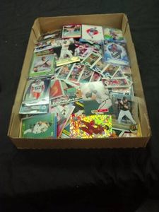 BIG LOT OF MOSTLY BASEBALL CARDS