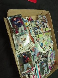 LOT OF COLLECTABLE BASEBALL CARDS