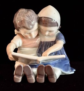 LR - Porcelain Figurine - Royal Copenhagen #402 Reading Children