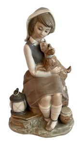 LR - Porcelain Figurine - Lladro 4910 Girl With Lantern