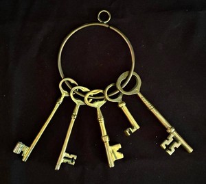 LR - Vintage Decorative Brass Skeleton Keys - 5-Key Hanging Display