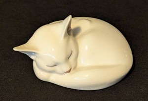 MB - Porcelain Cat Figurine - Royal Copenhagen Sleeping Cat 422