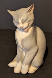 MB - Porcelain Cat Figurine - Bing & Grndahl Model 2256