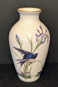 MB - Vintage Porcelain Bird Vase - Franklin the Meadowland 1980