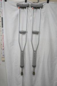 1 pair aluminum adjustable crutches