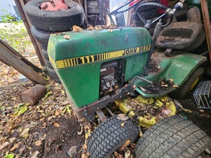 John Deere 111 riding lawn tractor