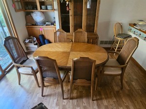 Kitchen table with 2 extra leafs 6 chairs
