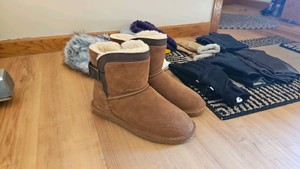 Womans winter bundle bear paw boots size 9