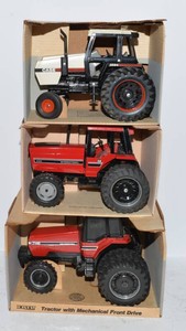 ERTL Case & International Tractor Models  Set of 3, 116 Scale